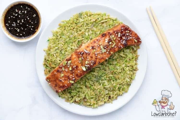 Zalm met broccolirijst en teriyakisaus.