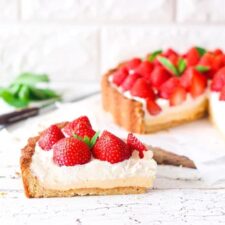 Aardbeienvlaai met banketbakkersroom.