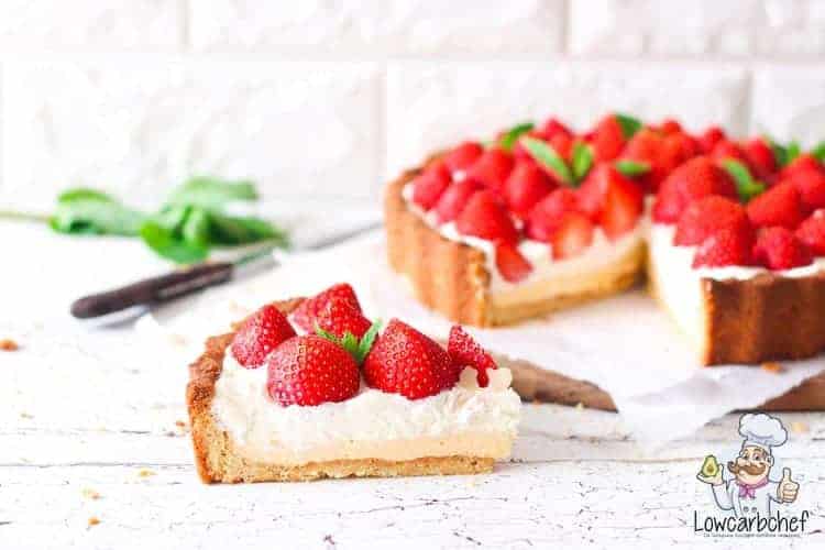 Aardbeienvlaai met banketbakkersroom.