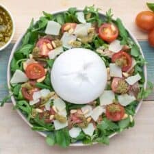 Salade met burrata, pesto en prosciutto