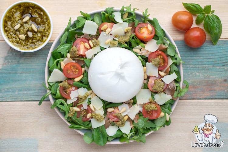 Salade met burrata, pesto en prosciutto