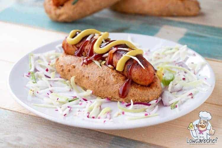 Broodje hotdog met saus en rauwkost.