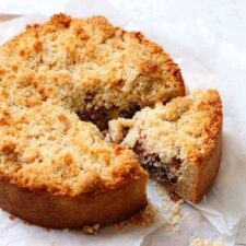 Appelkruimeltaart met appel en noten.