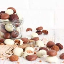 Koolhydraatarme kruidnoten omhuld met chocolade.
