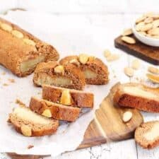 Gevulde speculaasstaaf met amandelen.