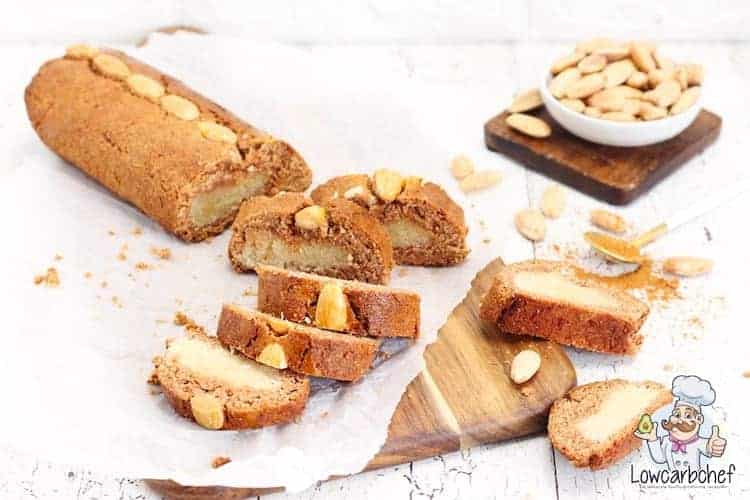 Gevulde speculaasstaaf met amandelen.