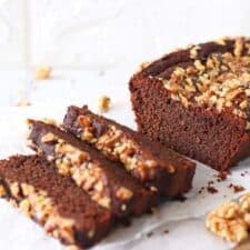 Chocoladecake met walnoten.
