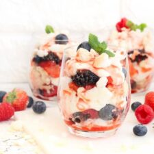 Eton mess met schuimpjes en fruit.