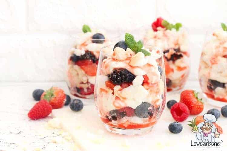 Eton mess met schuimpjes en fruit.