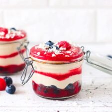 Mousse met witte chocolade en vruchten.