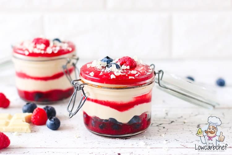 Mousse met witte chocolade en vruchten.