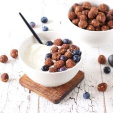 Ontbijtgranen met yoghurt.