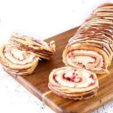 Cakerol met aardbeien en slagroom.