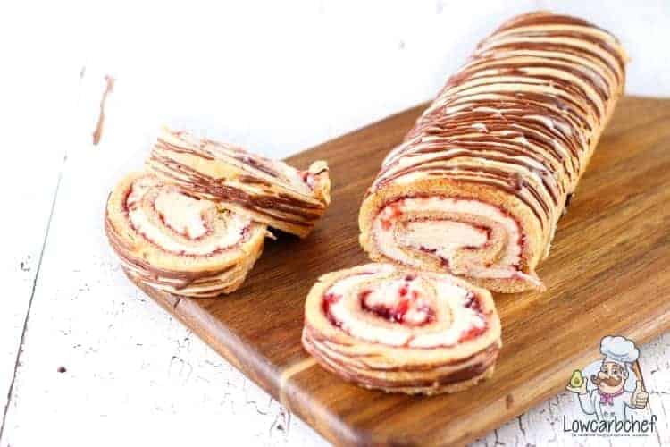 Cakerol met aardbeien en slagroom.