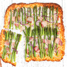 Flammkuchen met groene aspergetips en bacon.