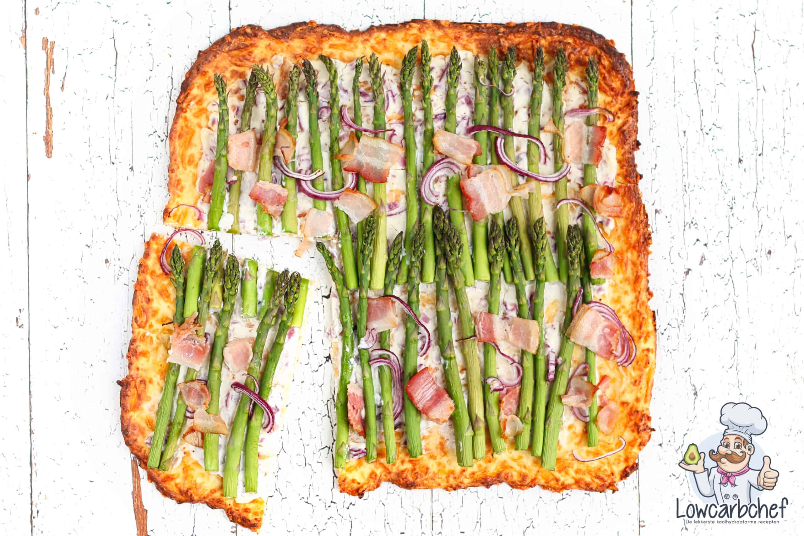 Flammkuchen met groene aspergetips en bacon.