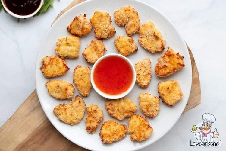 Kipnuggets met sweet chili.