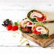 Lunch wraps gevuld met kip en mierikswortel.