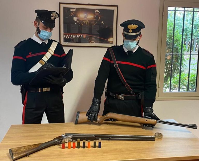 Fucile in un maneggio. I Carabinieri arrestano il proprietario Fucile in un maneggio. I Carabinieri arrestano il proprietario
