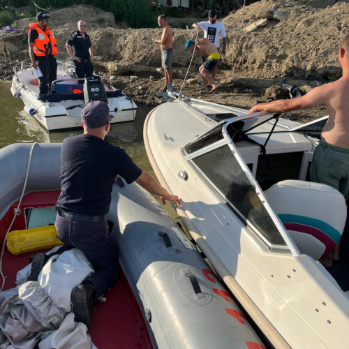 Defecțiune la motorul unei bărci pe Dunăre: Intervenția rapidă a pompierilor din Galați