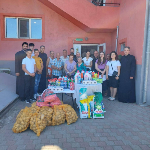 Preoți și tineri din Dâmbovița oferă ajutor Centrului Medico-Social Niculești