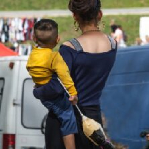 O româncă de 23 de ani, cea mai tânără bunică din lume