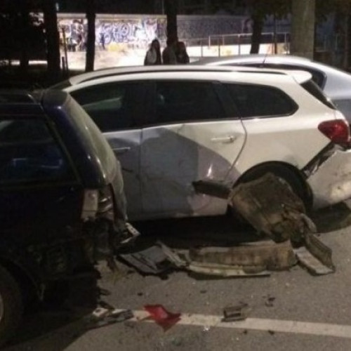 Șofer beat din Burdujeni lovește vehicule parcate și garaje, apoi fuge de la locul accidentului