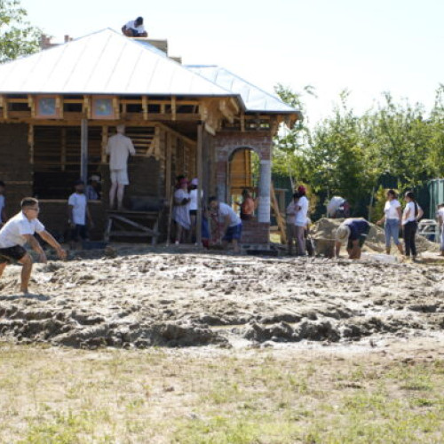 Voluntari pe terenul reconstituirii Casei familiei Micu din 1932