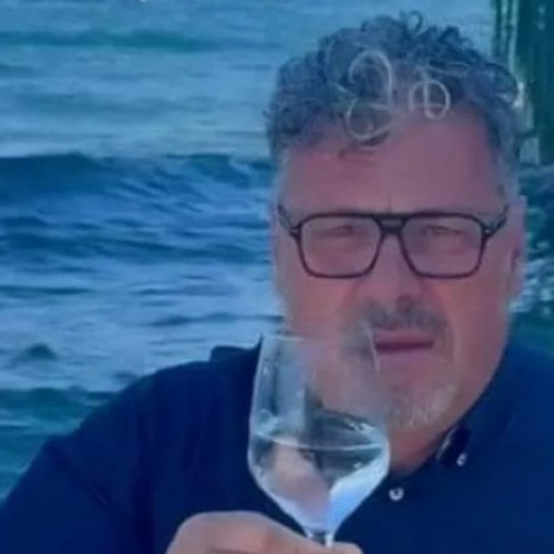 Primarul din Brenzone sul Garda bea apă din Lacul Garda pentru a demonstra că nu este contaminată