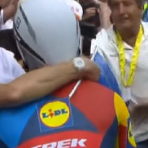 Un ciclist francez amendat pentru ca și-a îmbrățișat soția în timpul Turului Franței