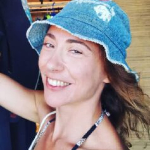 <pre><code class="language-markdown">### Poliția Brașov caută o femeie dispărută

Polițiștii de la Inspectoratul de Poliție Județean Brașov desfășoară investigații pentru a găsi o persoană dispărută. Aceștia au fost informați că TOMESCU SABINA AURELIA, în vârstă de 41 de ani, a plecat voluntar pe 25 iunie de la domiciliul său din municipiul Brașov, având destinația Belgia. De atunci, aceasta nu a mai revenit și nu a putut fi contactată.

Caracteristicile fizice ale persoanei dispărute sunt următoarele: înălțime de 1,65 metri, constituție atletică, ochi căprui și păr șaten.
</code></pre>
