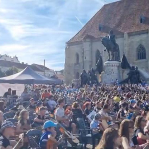 Sute de chitariști sincronizați în Piața Unirii din Cluj-Napoca