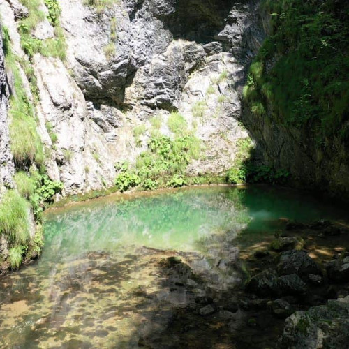 Izbucul Tauzului - "Lacul zanelor" din Muntii Apuseni si cea mai mare pestera scufundata din Romania