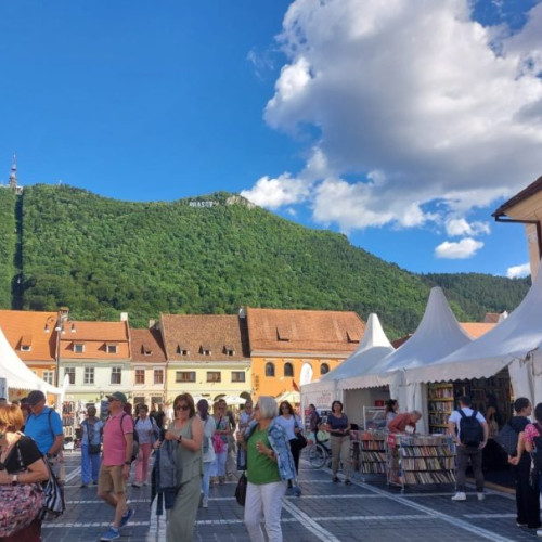 Forfotă mare la Târgul de Carte Gaudeamus din Piața Sfatului