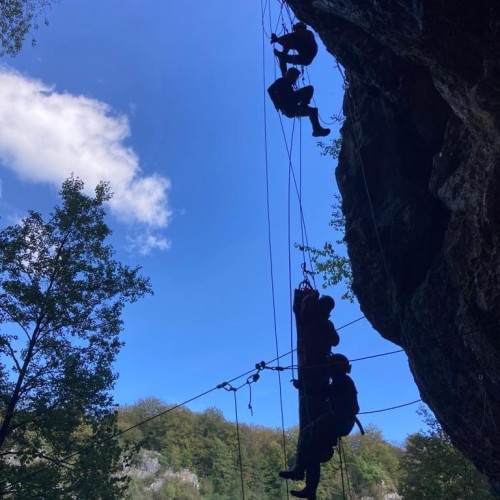 Strigate de ajutor au atras atenția salvamontiștilor gorjeni în zona Peșterii Polovragi