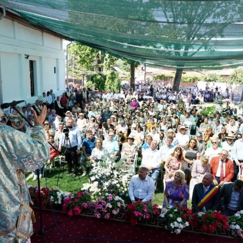 Sfintirea bisericii din Lazuri adună numeroși credincioși și oficiali