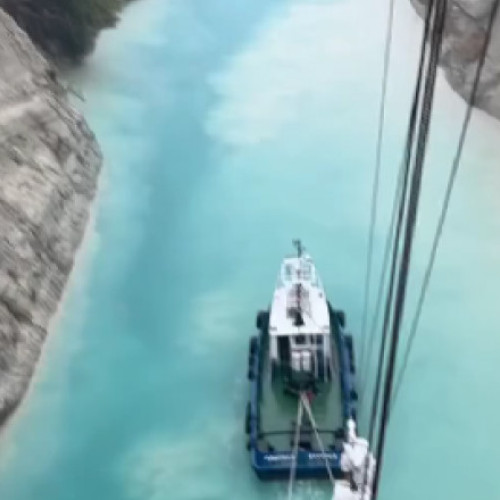 Imagini spectaculoase cu nava-școală „Mircea” în traversarea canalului Corint pe furtună