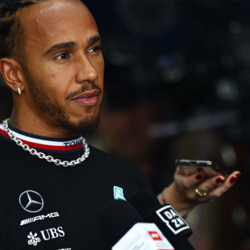 <pre><code class="language-markdown">### Lewis Hamilton câștigă Marele Premiu de Formula 1 al Marii Britanii

Lewis Hamilton, pilot pentru echipa Mercedes, a triumfat duminică în cadrul Marelui Premiu de Formula 1 al Marii Britanii. Cursa, desfășurată pe faimosul circuit de la Silverstone, a fost a 12-a etapă din cele 24 de programate în campionatul mondial din acest an. Conform sursei 7sur7.be, aceasta este prima victorie a lui Hamilton din 2021 încoace.

Britanicul a reușit să facă față tuturor provocărilor din cursă și să obțină cea de-a 104-a victorie în cariera sa din Formula 1. Pilotul olandez Max Verstappen, reprezentând echipa Red Bull, a avut un duel intens cu Lando Norris în turul 47, reușind să-l depășească în turul 48. Astfel, Max Verstappen, campionul mondial, și-a asigurat locul al doilea.

Lando Norris, pilot pentru echipa McLaren, a ocupat în final locul al treilea. Coechipierul său, Oscar Piastri, a venit pe poziția a patra, iar Carlos Sainz de la Ferrari a încheiat pe locul cinci.

În urma acestei victorii, Lewis Hamilton devine al șaselea pilot care câștigă o cursă de Formula 1 în sezonul 2024. Clasamentul general al piloților este în continuare condus de Max Verstappen.
</code></pre>
