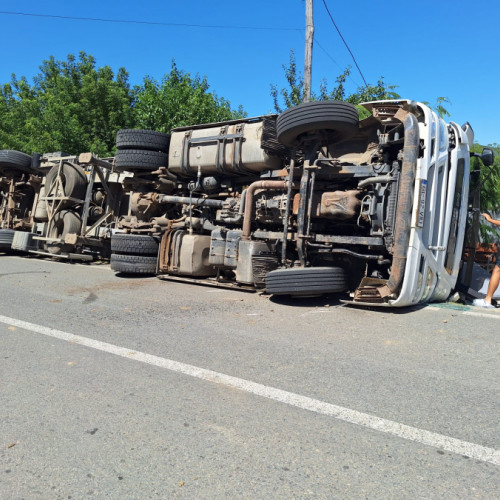 Un tir încărcat cu cereale s-a răsturnat în comuna Gănești