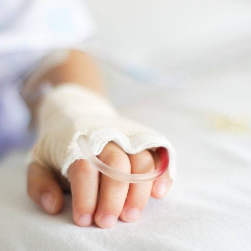 Bărbat reținut după ce fiica sa a fost internată drogat la spital