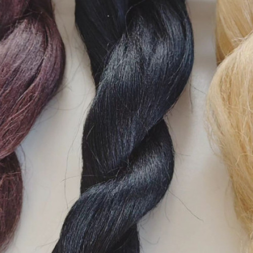 Antreprenoare ugandeză transformă tulpinile de banane în extensii de păr ecologice