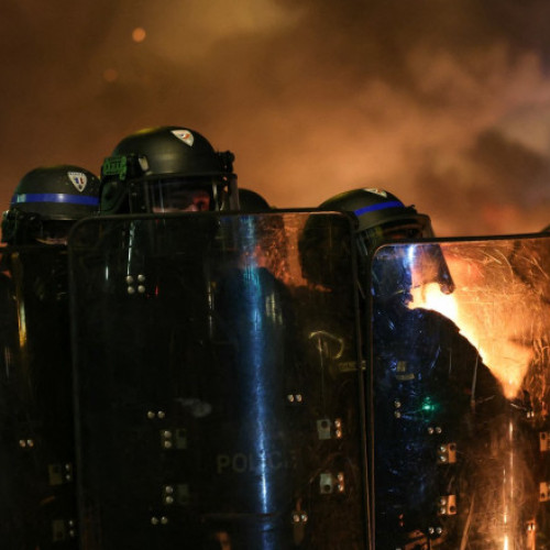 Mii de persoane s-au adunat în Place de la République din Paris după alegerile legislative