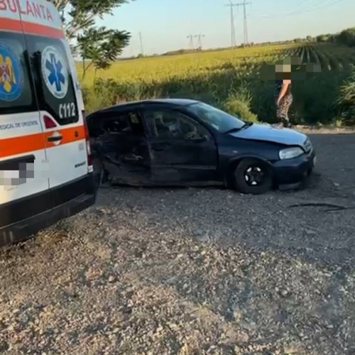 <pre><code class="language-markdown">### Accident rutier grav pe DN 24: O tânără de 22 de ani a decedat

Duminică seara, pe DN 24, în afara localității Tișița, a avut loc un grav accident rutier în urma căruia o femeie de 22 de ani și-a pierdut viața, iar o altă femeie a fost grav rănită, conform declarațiilor Inspectoratului de Poliție Județean (IPJ) Vrancea. De asemenea, un copil aflat într-unul dintre cele două autoturisme implicate a suferit răni.

"Polițiștii Serviciului Rutier Vrancea au intervenit la un eveniment rutier, sesizat prin 112, la ora 19:31, produs pe DN 24, în afara localității Tișița. În urma coliziunii care a avut loc între două autoturisme, a rezultat rănirea a patru persoane, respectiv conducătorul unuia dintre autoturisme, două femei și un minor de aproximativ 4-5 ani. Din nefericire, una dintre femeile rănite, în vârstă de 22 de ani, a decedat, iar cealaltă femeie este rănită grav," a precizat IPJ Vrancea.

Conform informațiilor oferite de poliție, șoferul autoturismului și copilul au suferit răni ușoare și au fost transportați la spital pentru îngrijiri medicale. Toate cele patru persoane rănite în accident sunt din județul Vrancea.
</code></pre>
