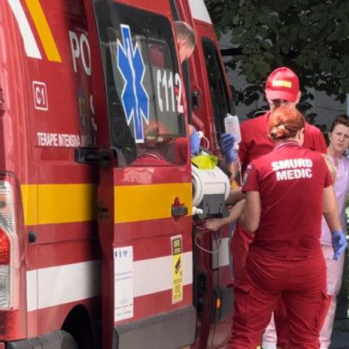 Un bebeluș dus cu ambulanța la spital, după ce a ingerat un produs derivat din petrol