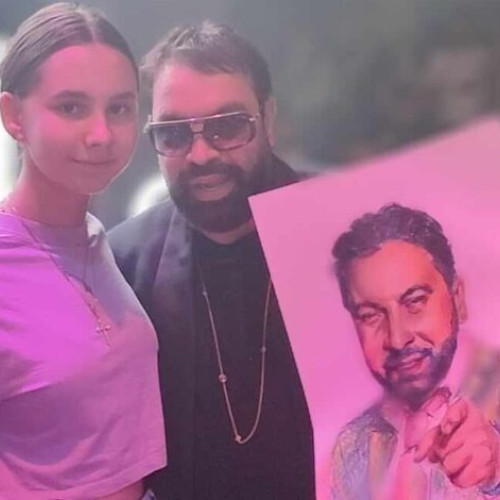 O buzoiancă de doar 14 ani, numită "portretista vedetelor" pe faleza din Costinești