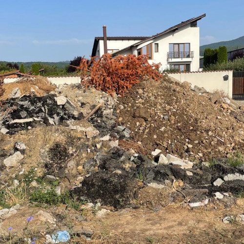 Un munte de gunoaie abandonat pe o stradă din Alba Iulia