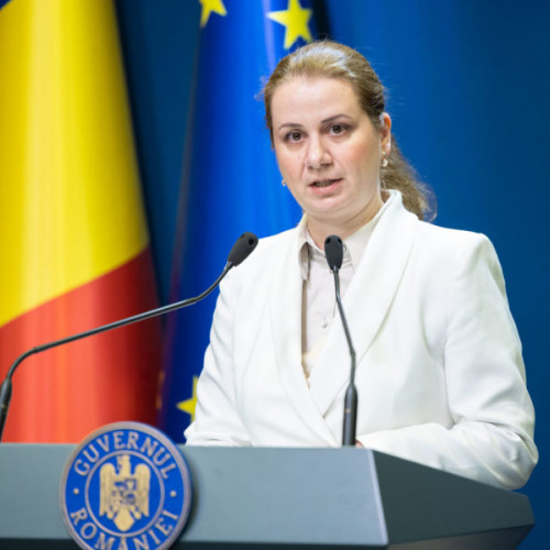 <pre><code class="language-markdown">### Ligia Deca: Integritatea examenului de Bacalaureat nu este afectată de scurgerea subiectelor

Ministrul Educației, Ligia Deca, a declarat luni că nu consideră că apariția subiectelor de Bacalaureat în spațiul public a compromis integritatea examenului național. Aceasta a făcut declarația după ce subiectele au fost publicate pe internet la scurt timp după începerea primei probe scrise, în timp ce elevii se aflau deja în sălile de examen.

Întrebată despre gradul de siguranță al examenului având în vedere această situație, Ligia Deca a oferit o explicație detaliată: "Aceasta mediatizare apare după ce elevii sunt deja în parcursul examenelor, sunt în sălile de examen și examenul este în desfășurare. Cei care le pot vedea sunt cei care nu sunt în sălile de examen."

Ea a subliniat că ministerul a luat măsurile necesare în fiecare caz pentru a asigura buna desfășurare a examenului. "În fiecare caz noi am luat măsurile care se impun", a adăugat ministrul Educației.

Această declarație vine în contextul unor îngrijorări legate de scurgerile de informații din timpul examenelor naționale și de necesitatea de a menține un nivel ridicat de securitate și integritate pentru elevi și cadrele didactice implicate.
</code></pre>
