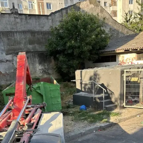 Ce se depozitează în aceste bene: mobilier vechi