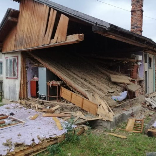 Explozie la o casă din Plutonita, Frasin, cauzată de acumulări de gaze de la o butelie de aragaz