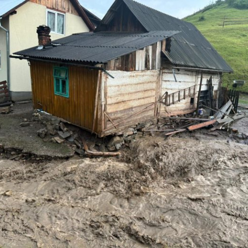 Gospodării distruse și persoane salvate de pompieri după inundații la Cârlibaba